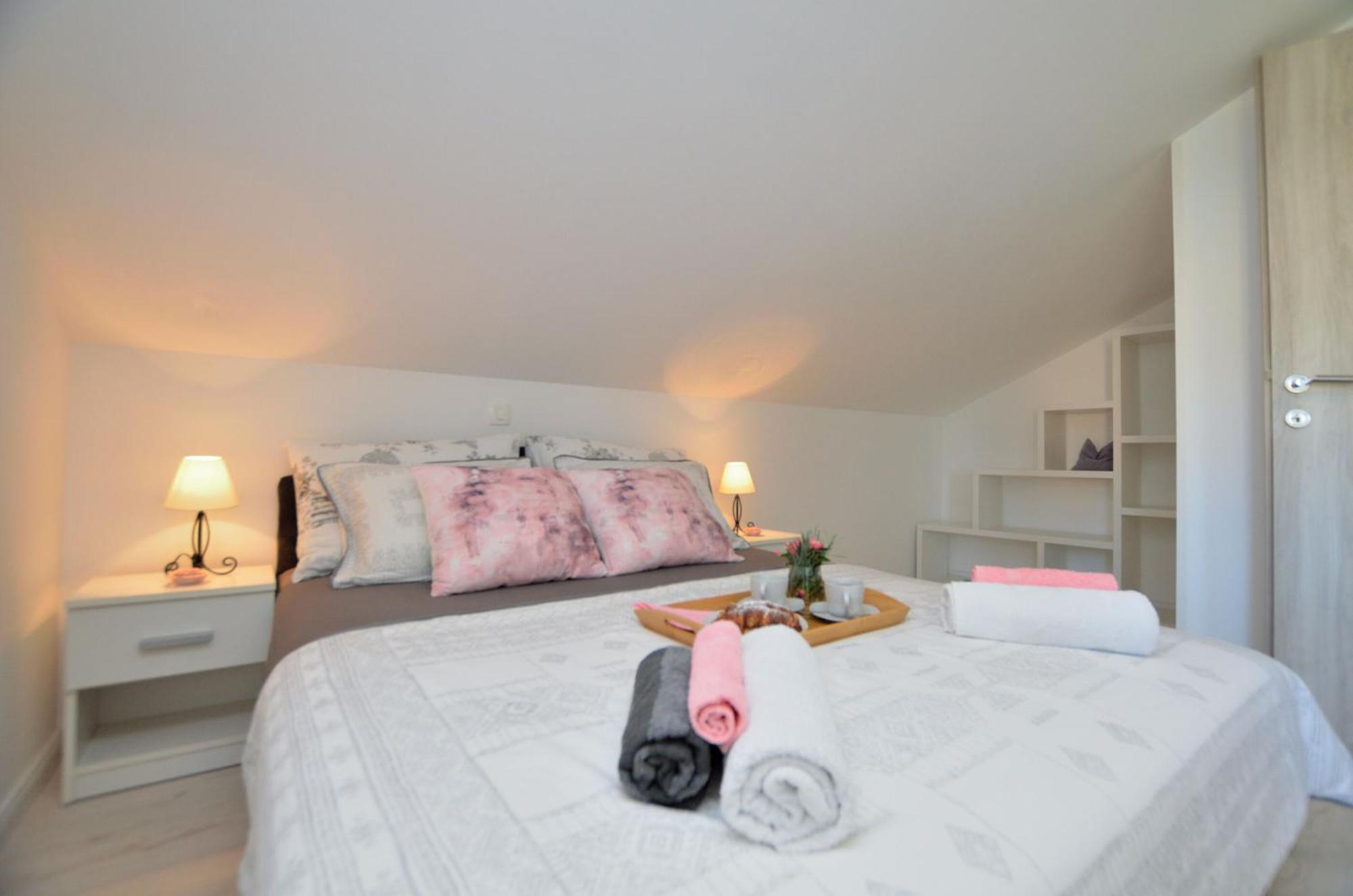 Apartments Viktoria Ловран Екстериор снимка