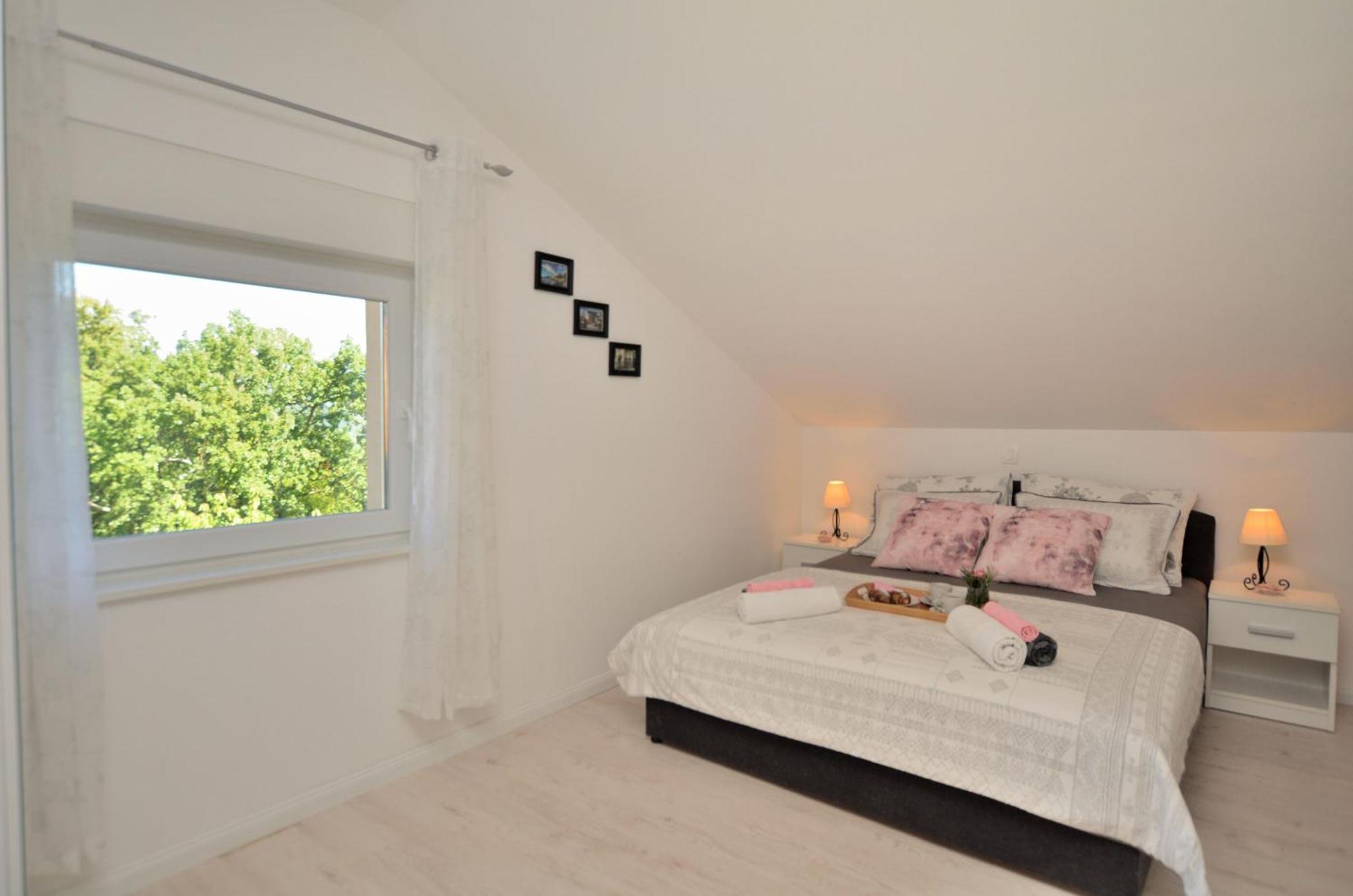 Apartments Viktoria Ловран Екстериор снимка