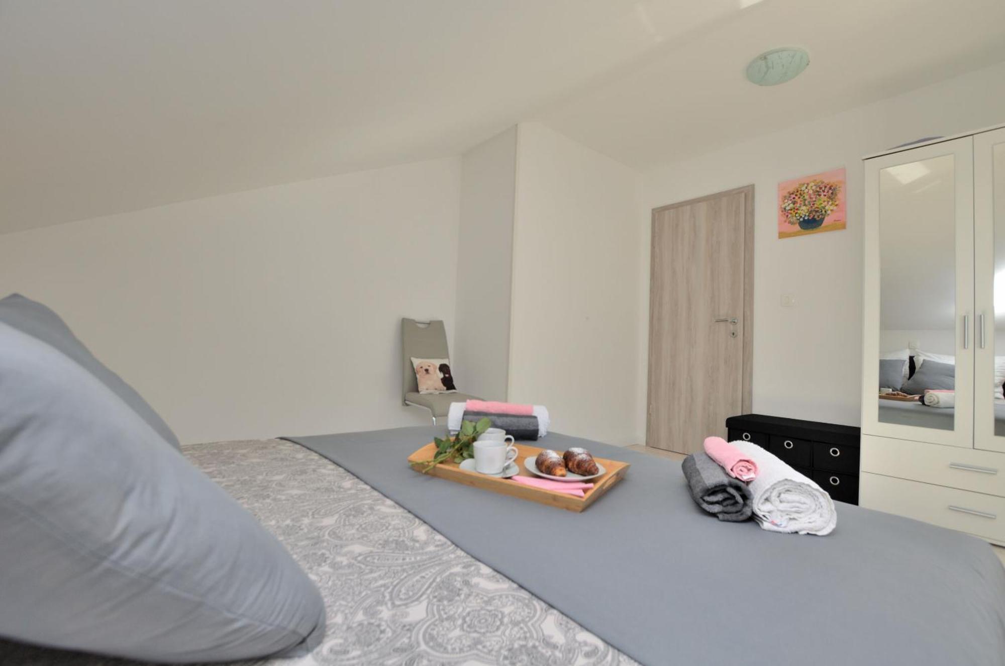 Apartments Viktoria Ловран Екстериор снимка