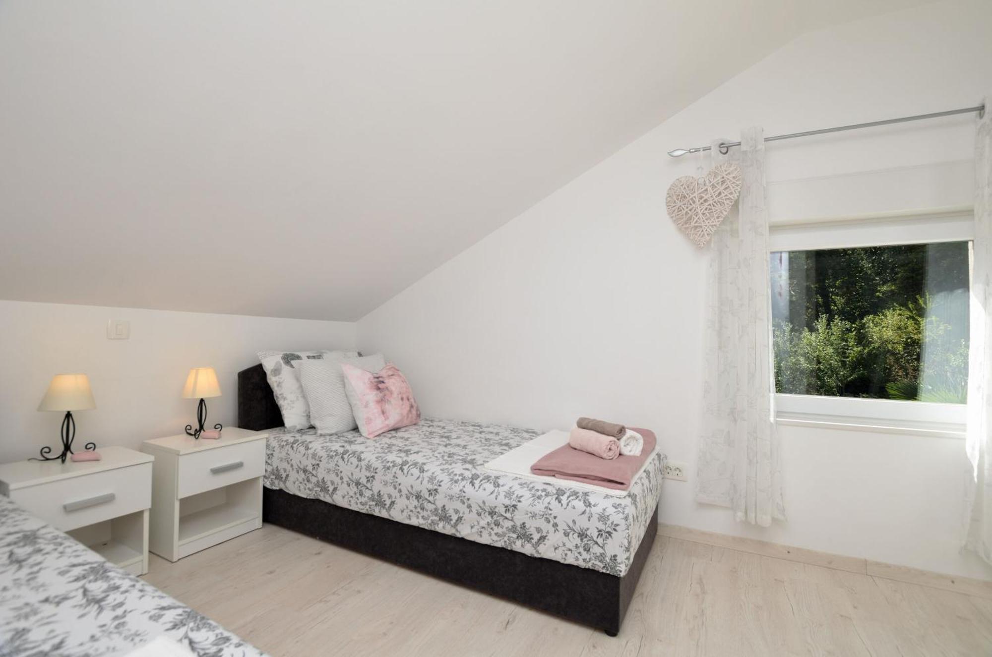 Apartments Viktoria Ловран Екстериор снимка