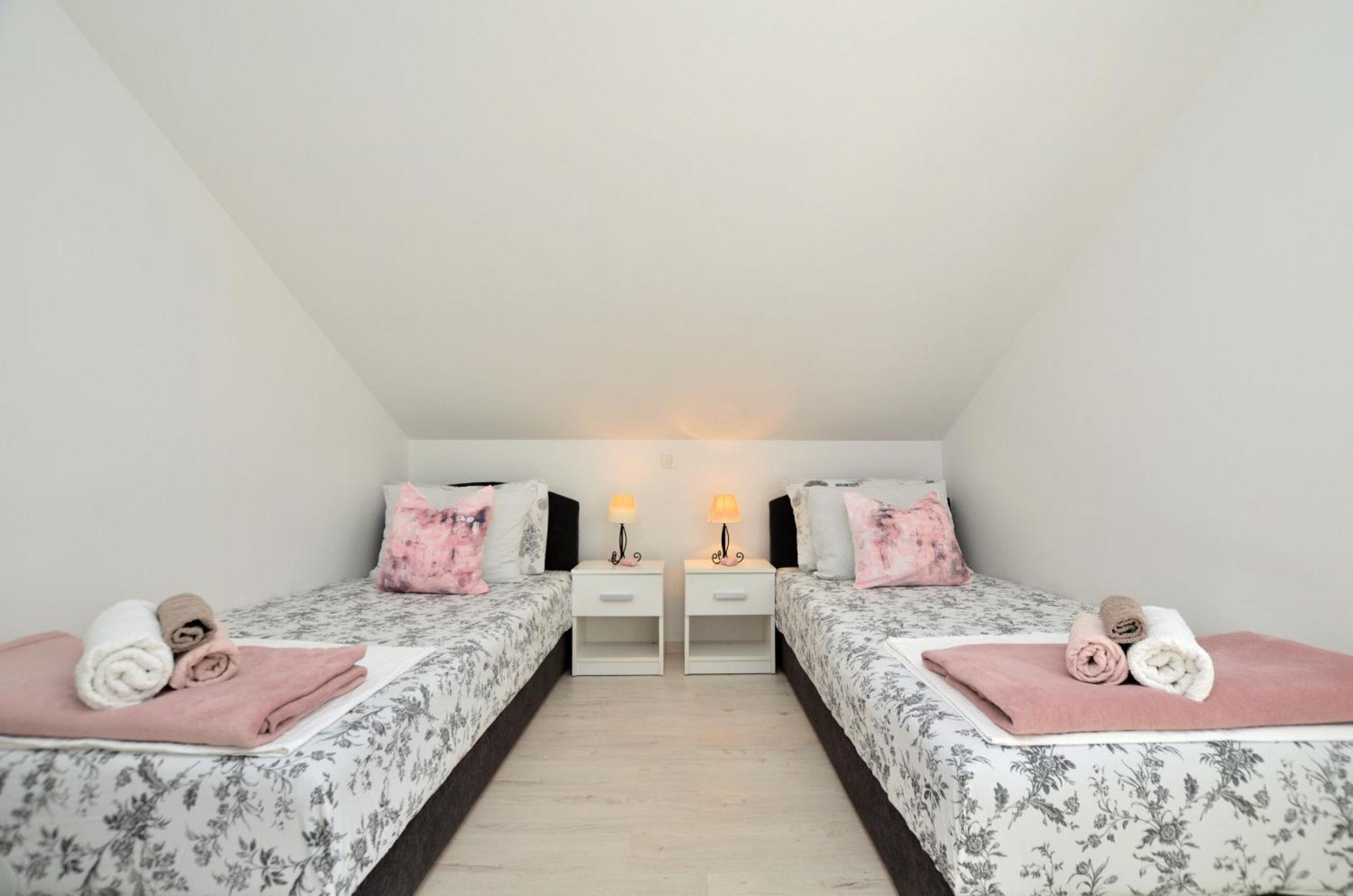Apartments Viktoria Ловран Екстериор снимка