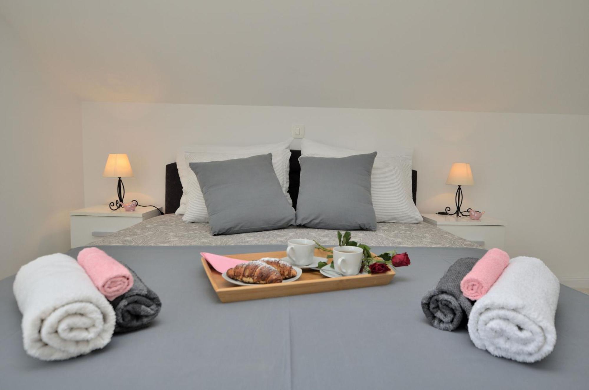 Apartments Viktoria Ловран Екстериор снимка