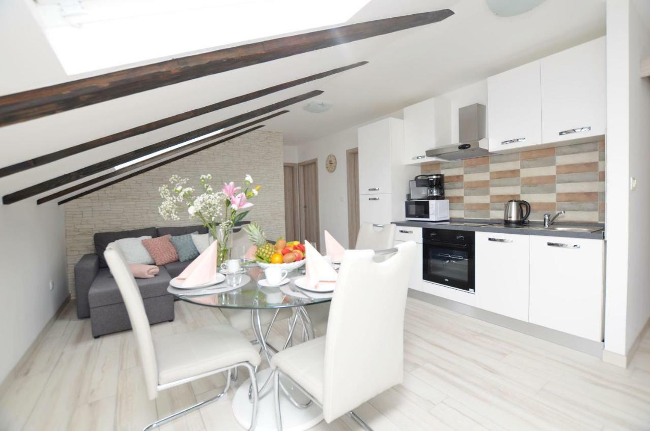 Apartments Viktoria Ловран Екстериор снимка