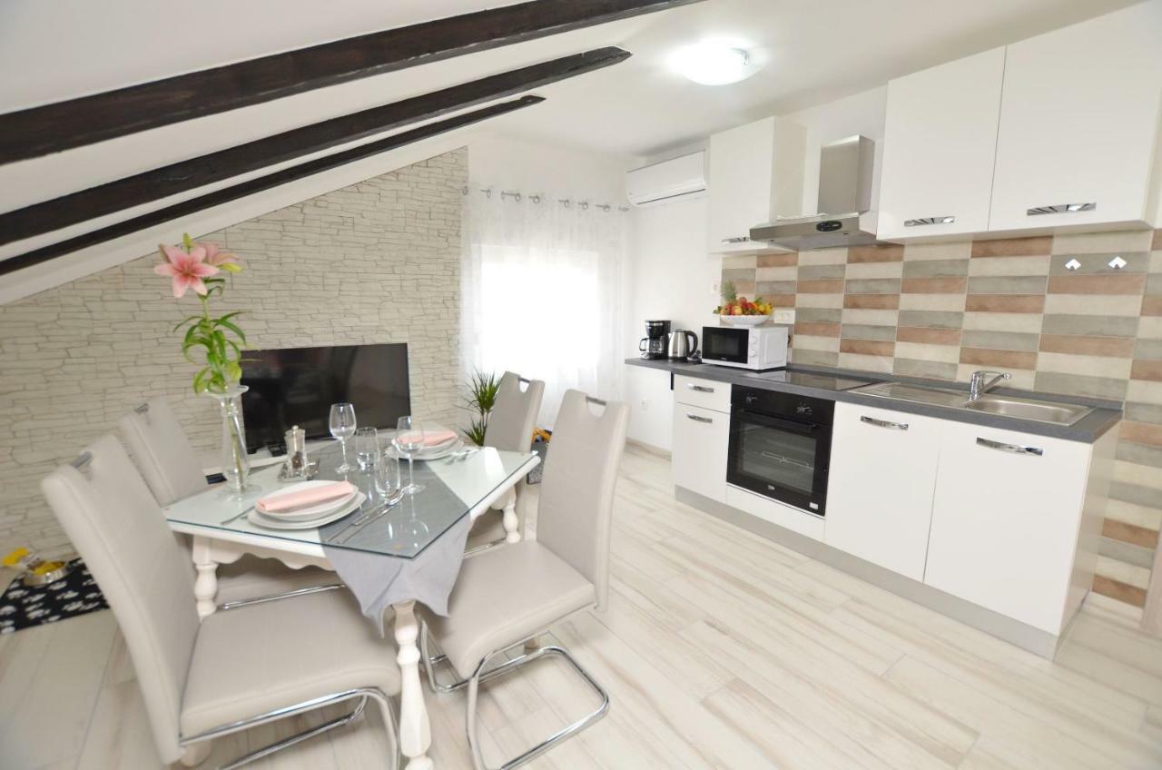 Apartments Viktoria Ловран Екстериор снимка