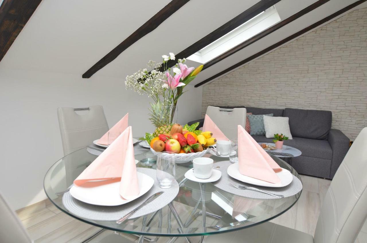 Apartments Viktoria Ловран Екстериор снимка