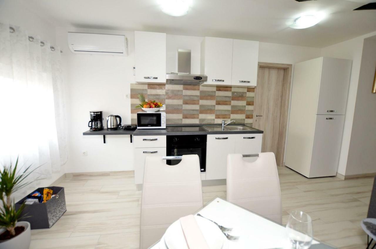 Apartments Viktoria Ловран Екстериор снимка