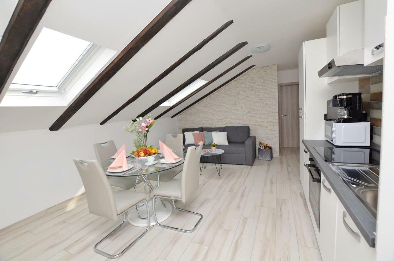 Apartments Viktoria Ловран Екстериор снимка