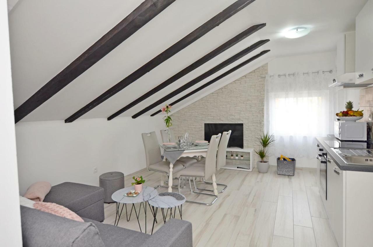 Apartments Viktoria Ловран Екстериор снимка