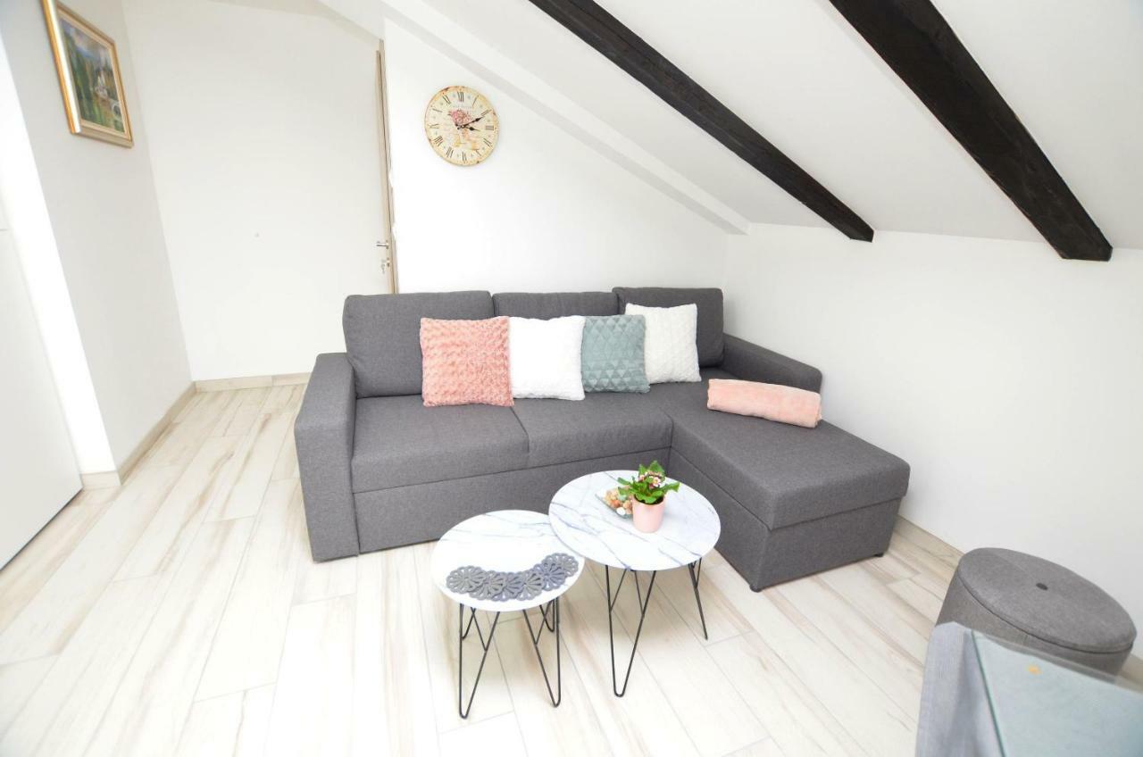 Apartments Viktoria Ловран Екстериор снимка