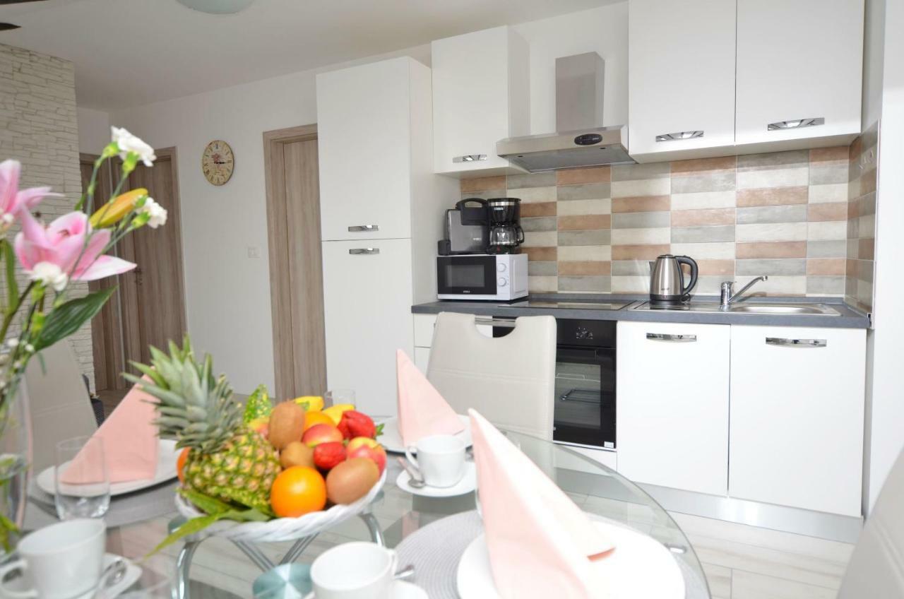 Apartments Viktoria Ловран Екстериор снимка