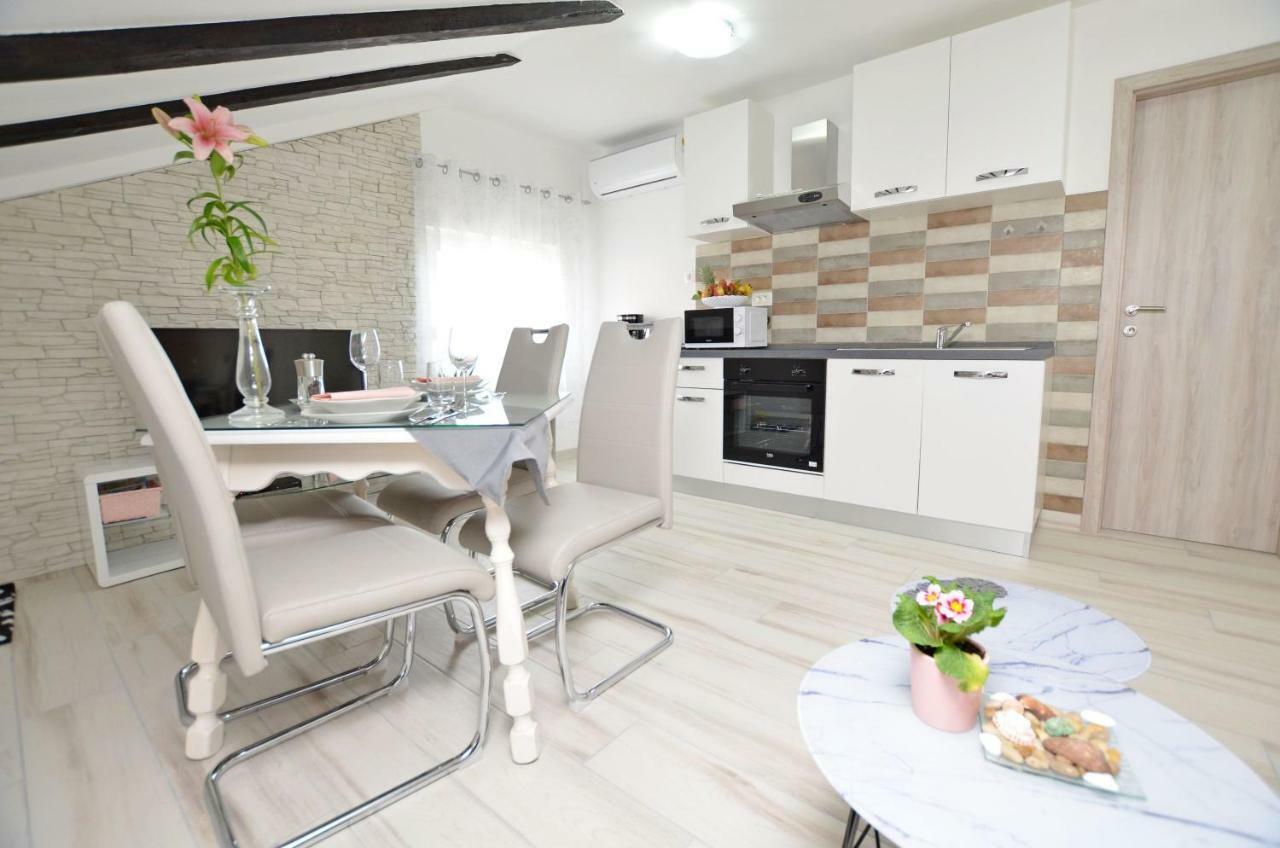Apartments Viktoria Ловран Екстериор снимка