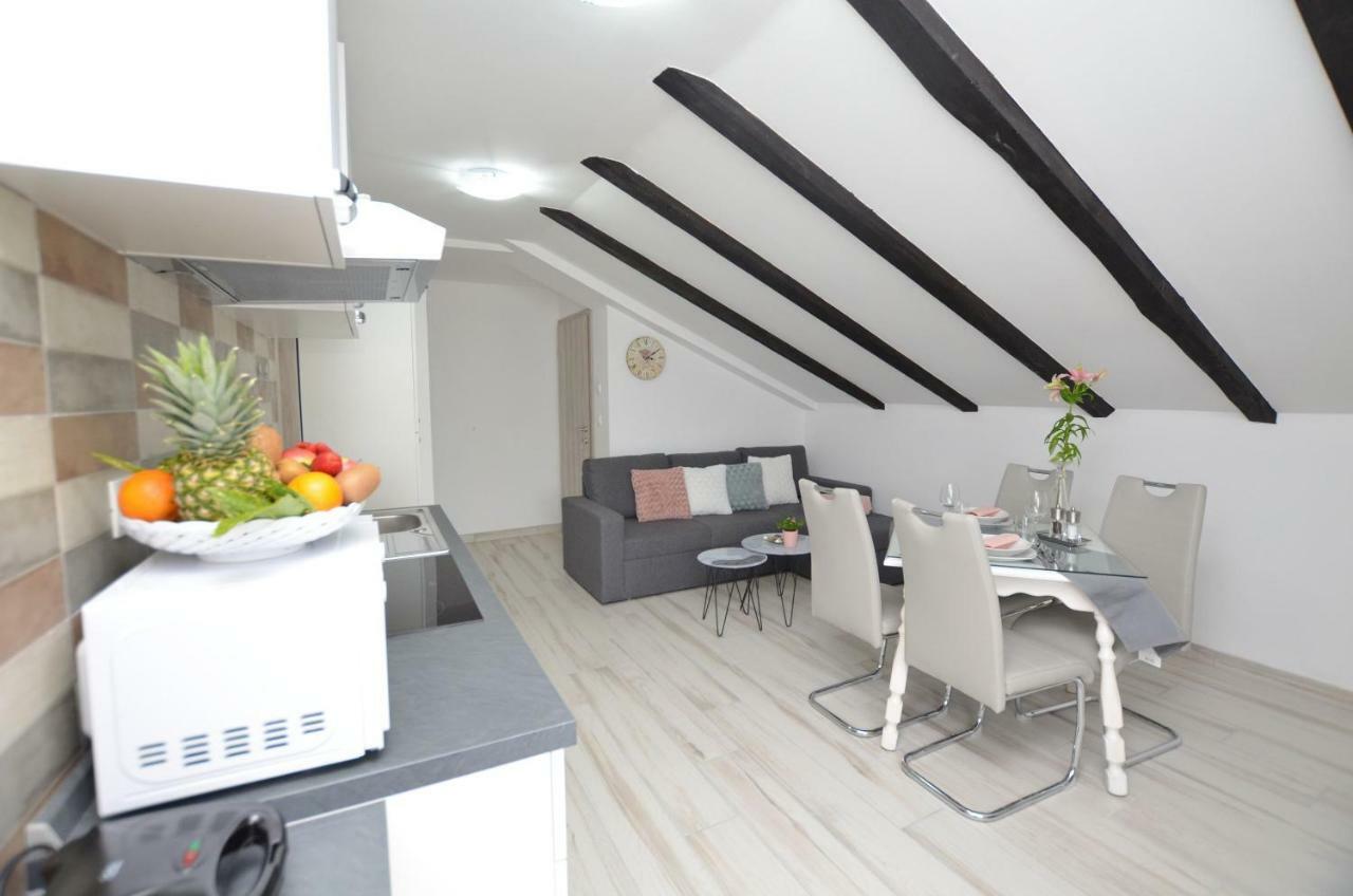 Apartments Viktoria Ловран Екстериор снимка